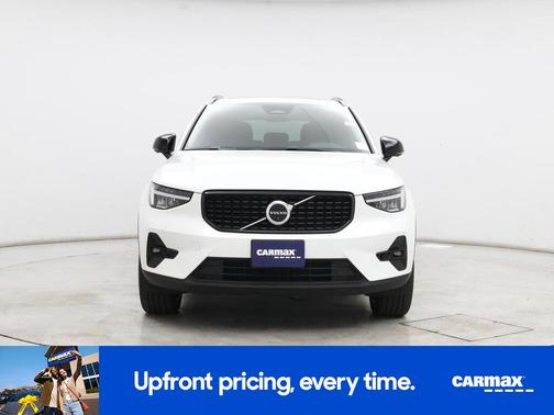 White 2025 Volvo XC40 B5 Plus Dark Theme