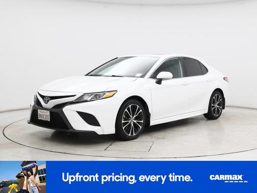 White 2019 Toyota Camry SE
