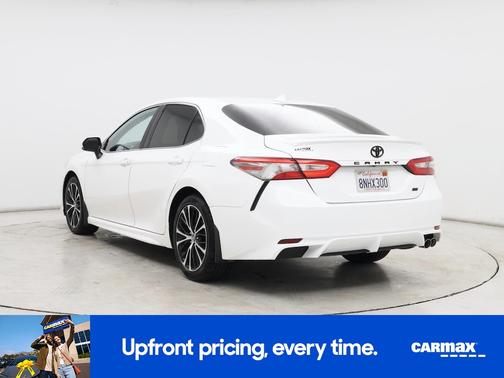 White 2019 Toyota Camry SE