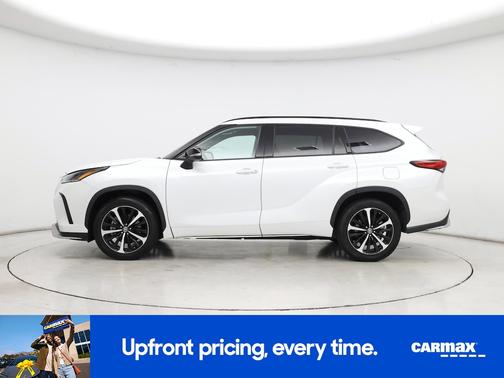 White 2022 Toyota Highlander XSE