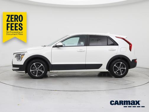 White 2025 Kia Niro LX