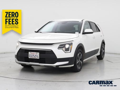 White 2025 Kia Niro LX