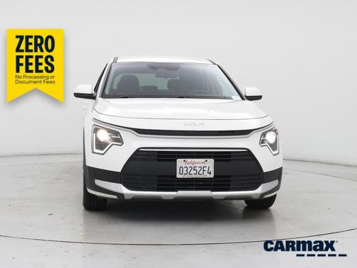 White 2025 Kia Niro LX