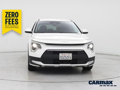 White 2025 Kia Niro LX