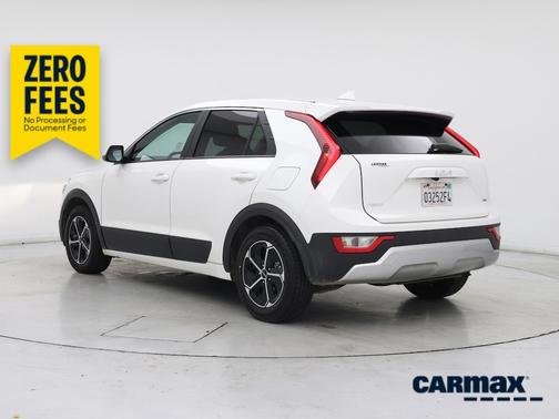 White 2025 Kia Niro LX