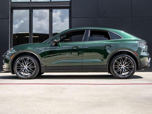 Oak Green Metallic Neo 2025 Porsche Macan Macan Electric 4