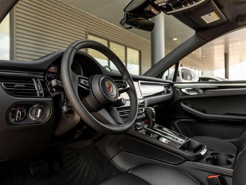 Carrara White Metallic 2026 Porsche Macan Macan