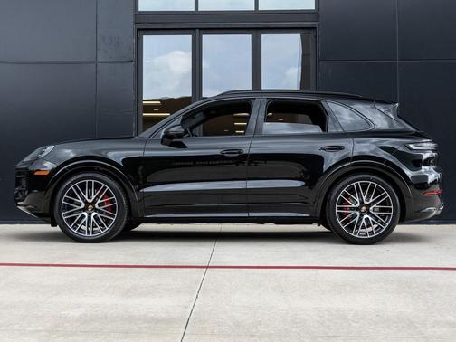 2025 Porsche Cayenne GTS