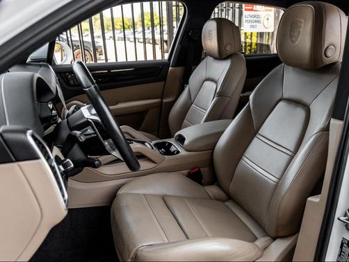 2023 Porsche Cayenne Base (Tiptronic)