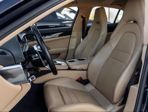 2018 Porsche Panamera 4