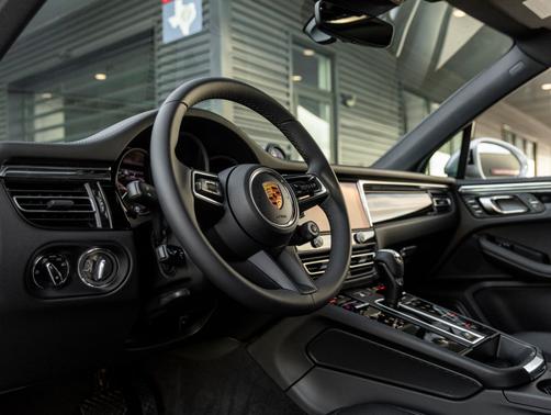 Dolomite Silver Metallic 2026 Porsche Macan