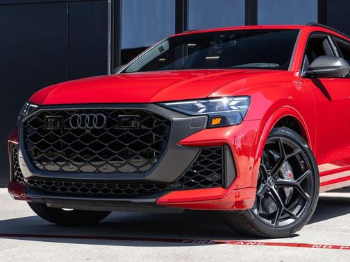 Chili Red Metallic 2025 Audi RS Q8 4.0T