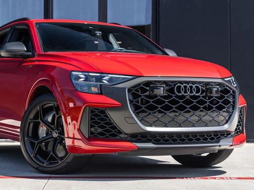 Chili Red Metallic 2025 Audi RS Q8 4.0T
