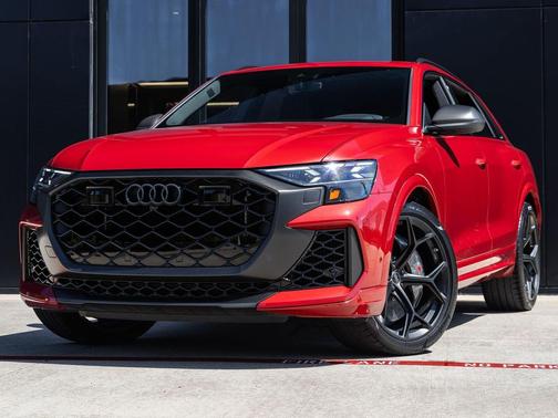 Chili Red Metallic 2025 Audi RS Q8 4.0T