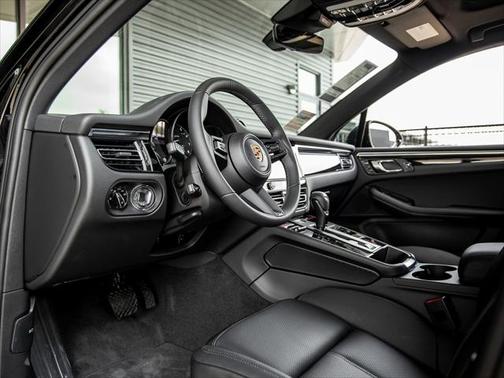2023 Porsche Macan Base