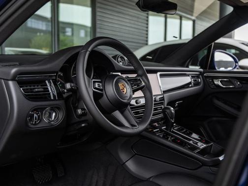 Gentian Blue Metallic 2026 Porsche Macan Macan