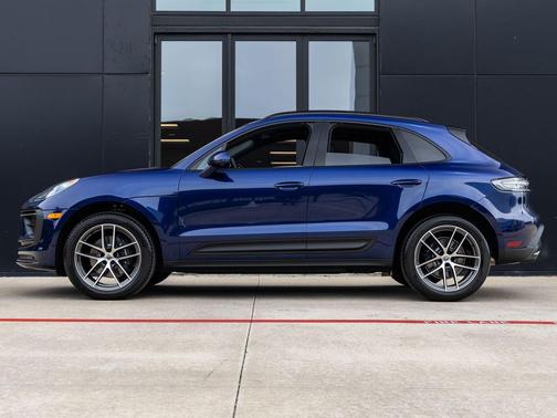 Gentian Blue Metallic 2026 Porsche Macan Macan