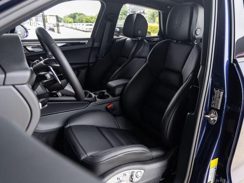 Gentian Blue Metallic 2026 Porsche Macan Macan