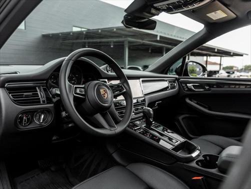2025 Porsche Macan Base