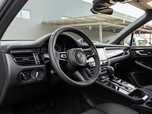 2025 Porsche Macan T
