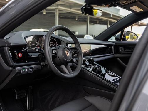 2025 Porsche Panamera 4