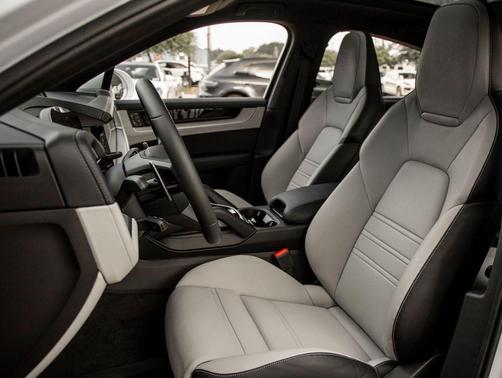 Carrara White Metallic 2025 Porsche Cayenne Cayenne S E-Hybrid