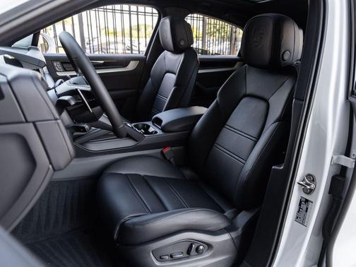 Carrara White Metallic 2026 Porsche Cayenne Cayenne