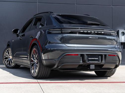 2026 Porsche Macan 4