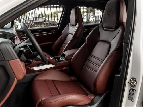 2025 Porsche Cayenne GTS