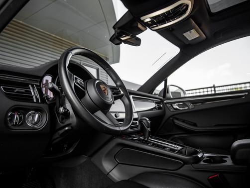 Dolomite Silver Metallic 2025 Porsche Macan