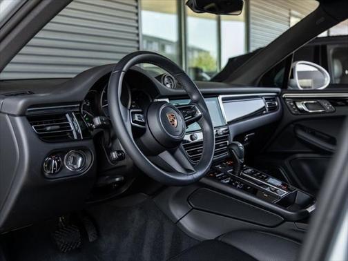 2022 Porsche Macan Base