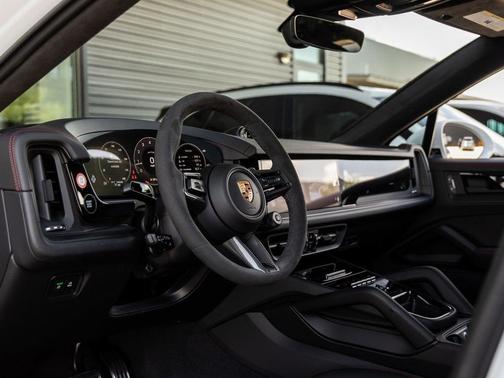 2025 Porsche Cayenne GTS