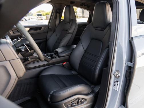 2025 Porsche Cayenne GTS