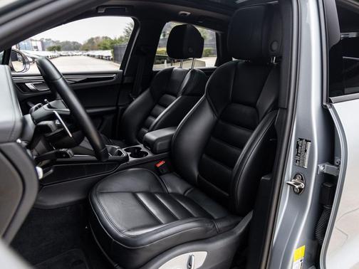 2023 Porsche Macan T