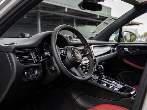 2025 Porsche Macan T