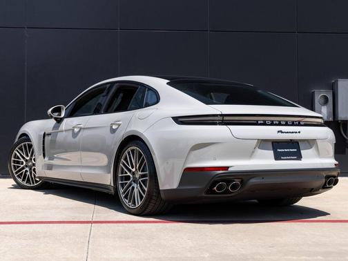 2026 Porsche Panamera 4