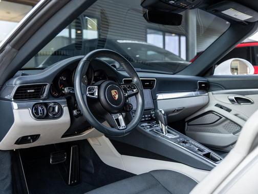 2019 Porsche 911 Carrera 4S Cabriolet