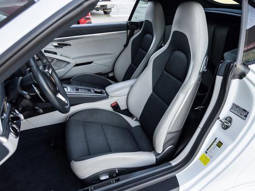 2019 Porsche 911 Carrera 4S Cabriolet