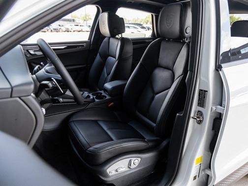 2025 Porsche Macan T