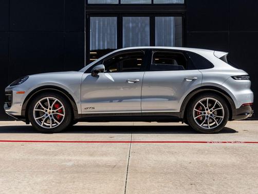 Dolomite Silver Metallic 2025 Porsche Cayenne GTS