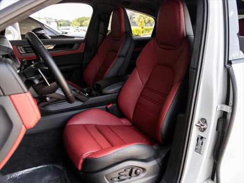 2025 Porsche Cayenne GTS