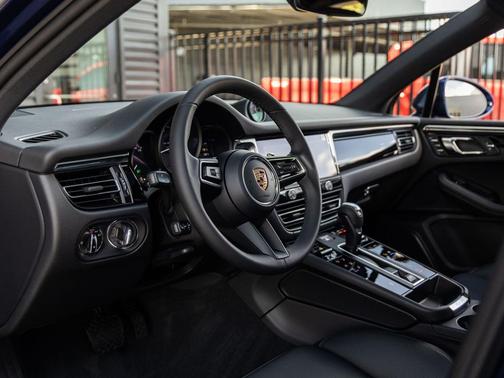 Gentian Blue Metallic 2026 Porsche Macan Macan
