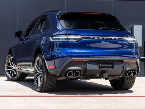 Gentian Blue Metallic 2026 Porsche Macan Macan