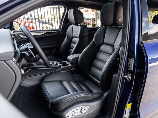 Gentian Blue Metallic 2026 Porsche Macan Macan