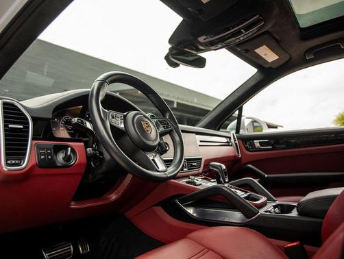 Carrara White Metallic 2023 Porsche Cayenne Turbo