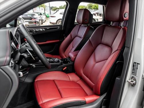 2025 Porsche Macan Base