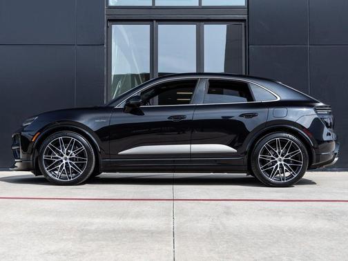 2025 Porsche Macan Turbo