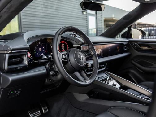 2025 Porsche Macan Turbo