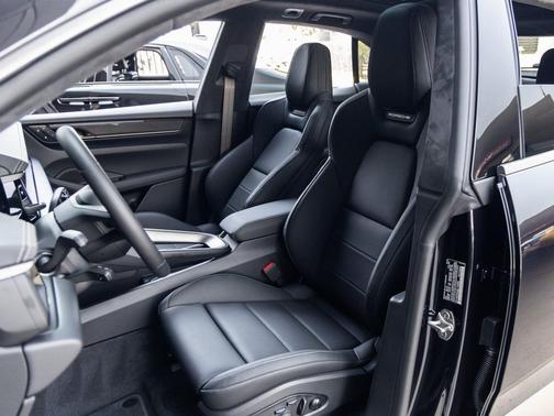 2025 Porsche Macan Turbo