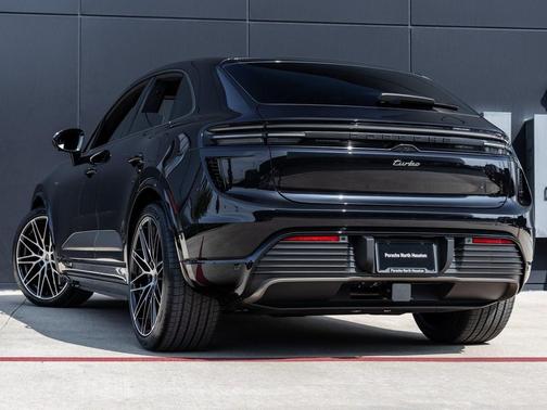 2025 Porsche Macan Turbo